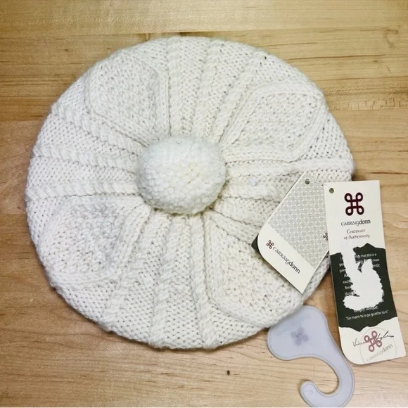 Carraigdonn Handknit Wool Beret Beanie Cream Ivory Pom Pom Hat NWT - Picture 2 of 6
